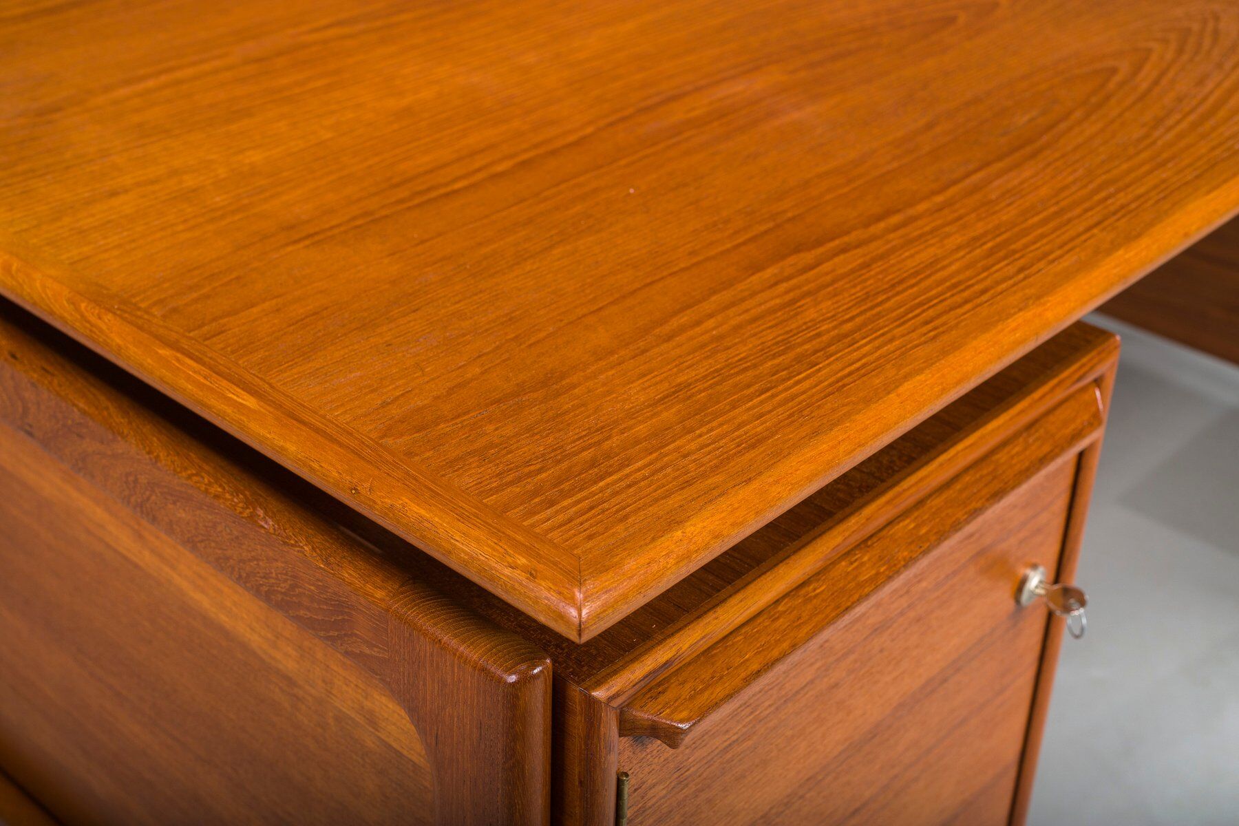 Mid-century modern teak freestanding desk from GV Møbler, 1960s
