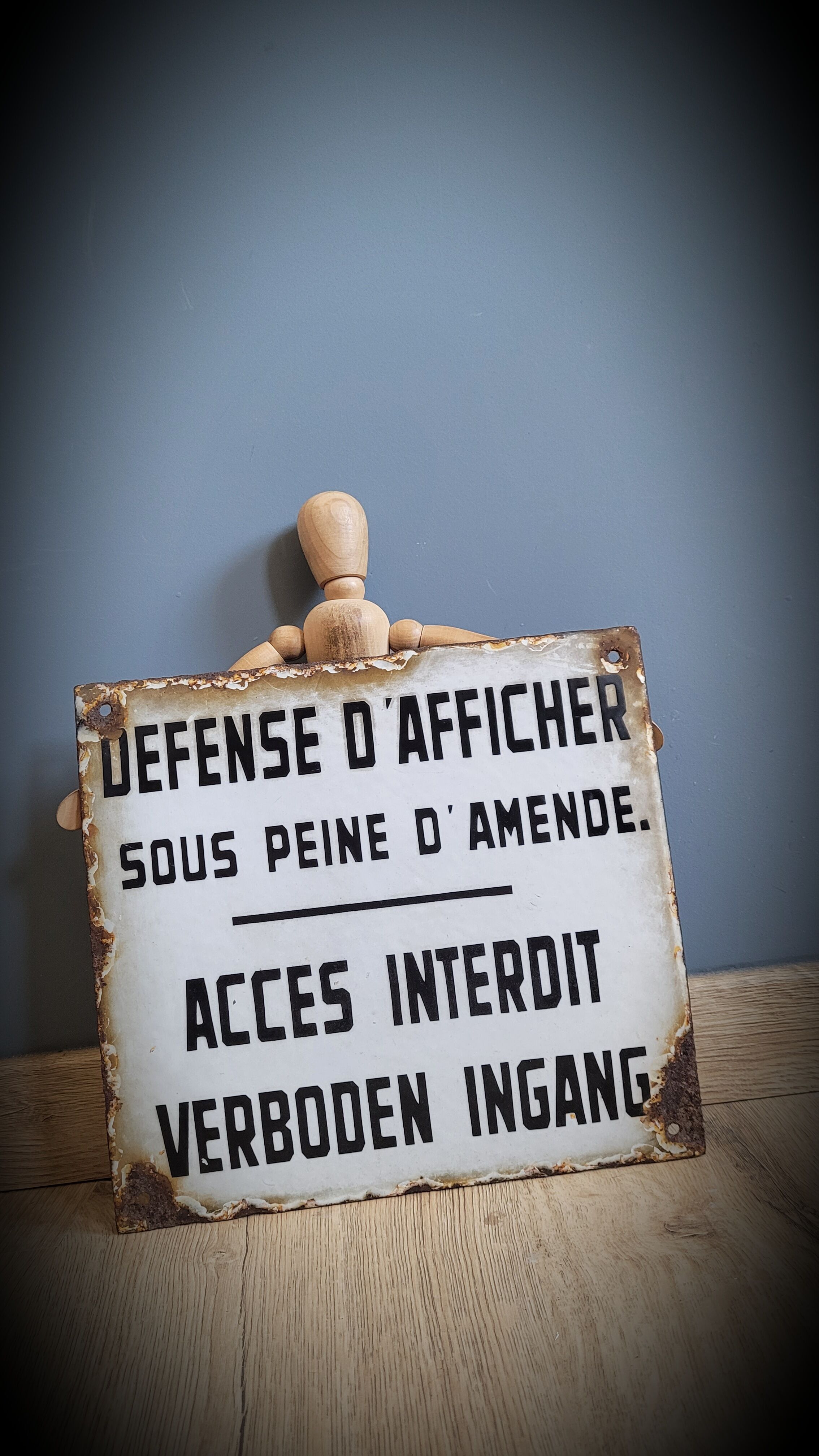 Enamelled plate defense display