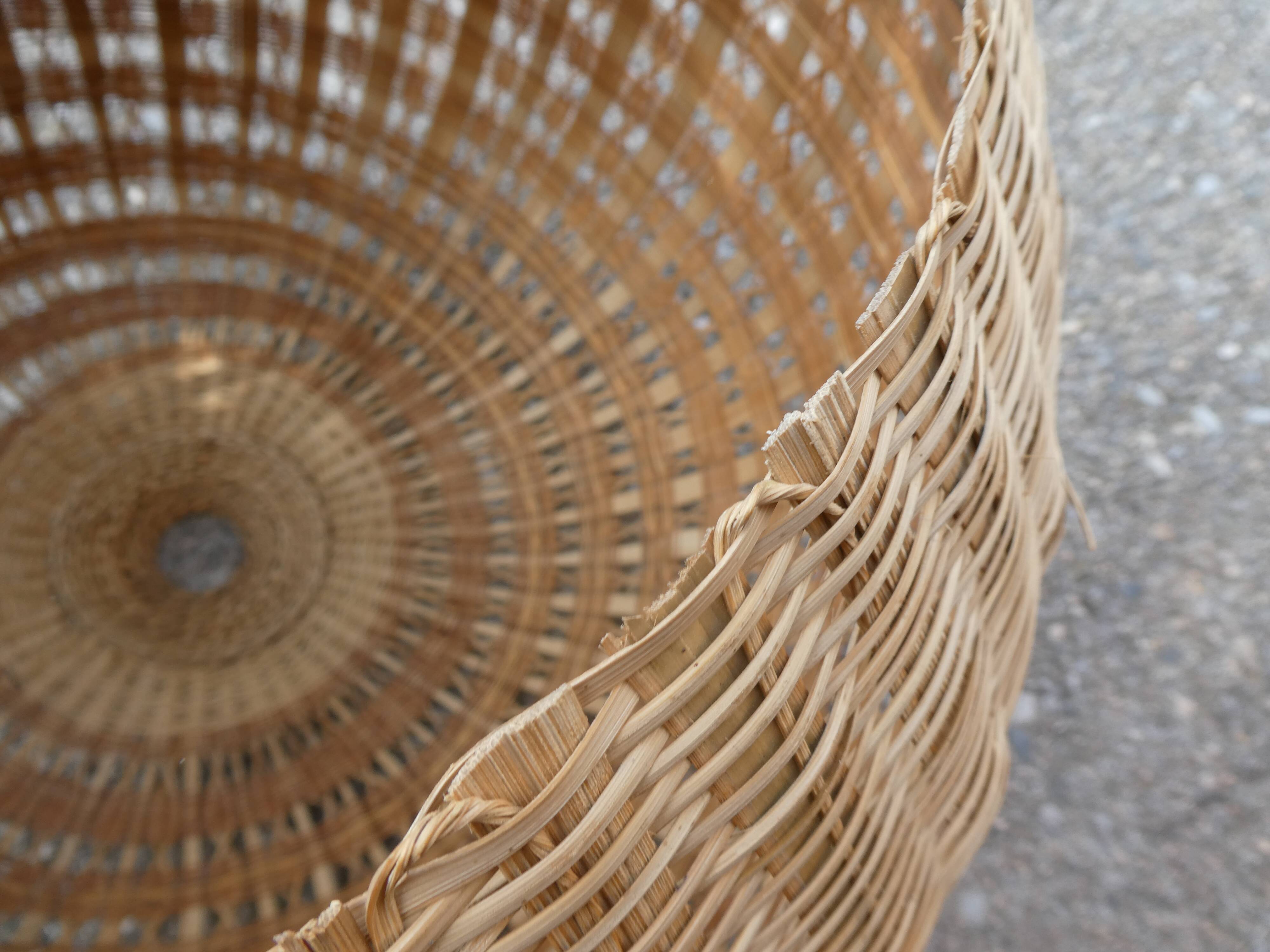 Suspension ball in rattan straw