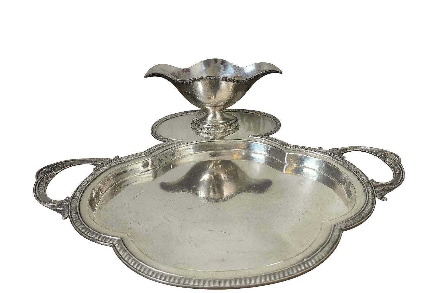 Presentation dish and its integrated sauceboat