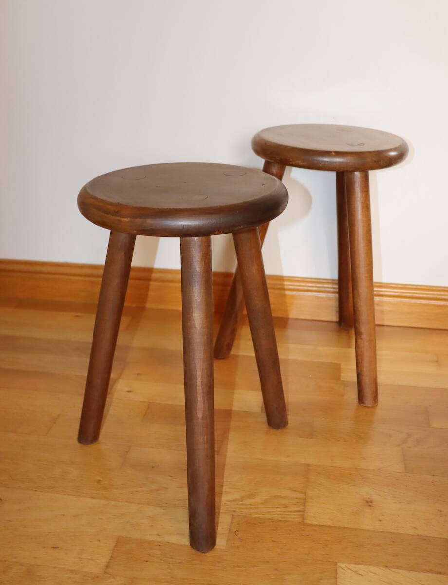 Paire de tabourets tripodes en bois teinté