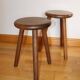 Paire de tabourets tripodes en bois teinté