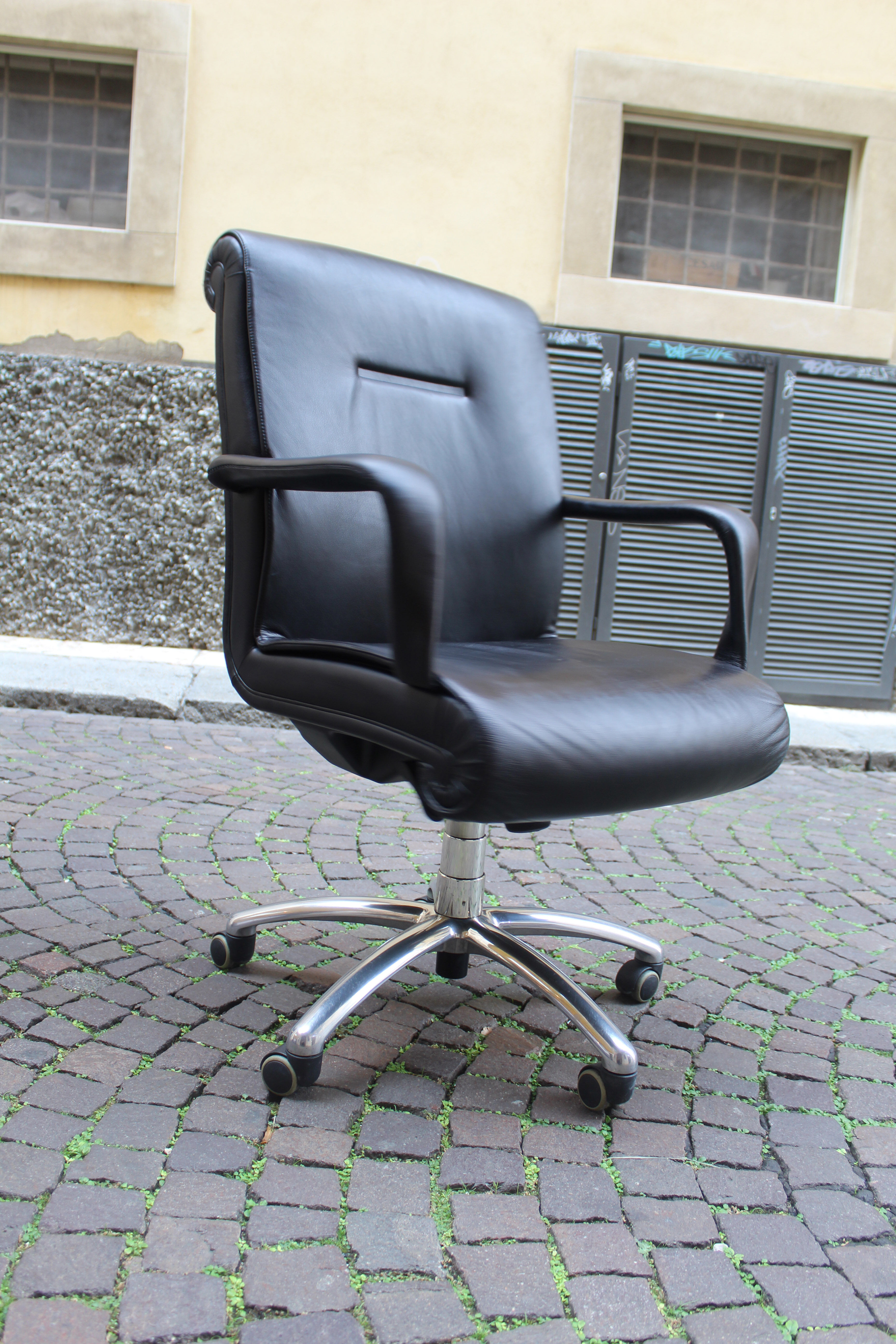 Vintage executive desk chair from Poltona Frau