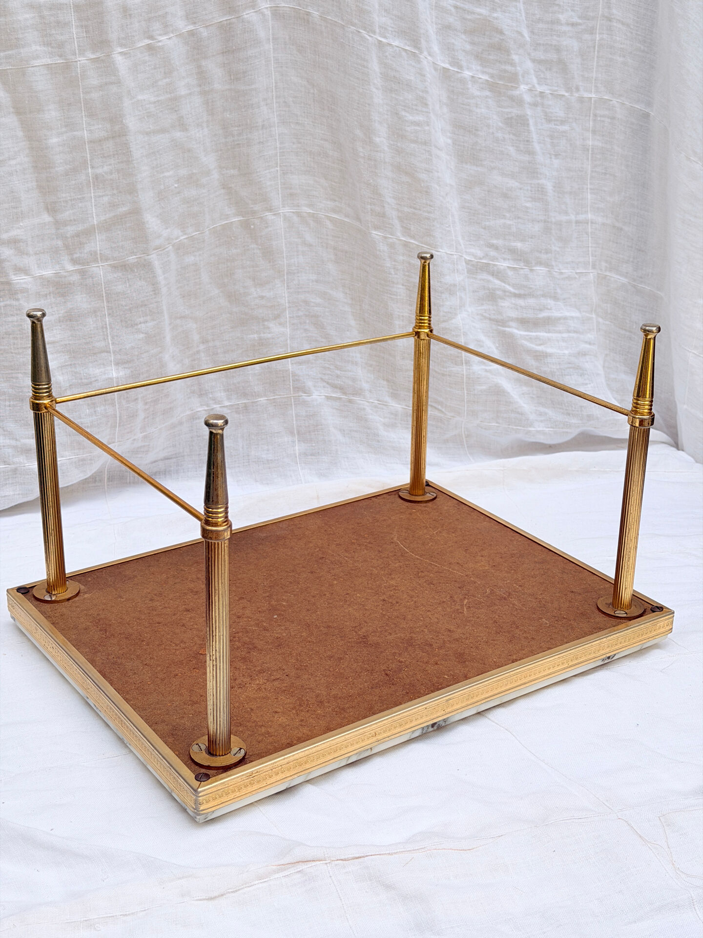 Vintage side table in gold metal and veined white marble.