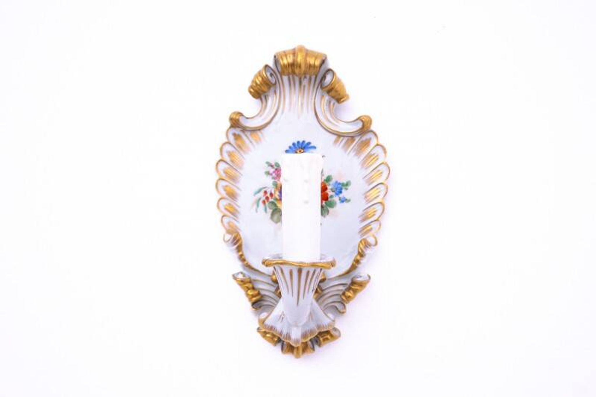 Une paire d'appliques murales en porcelaine de Capodimonte, Italie.
