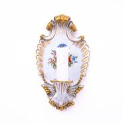 Une paire d'appliques murales en porcelaine de Capodimonte, Italie.