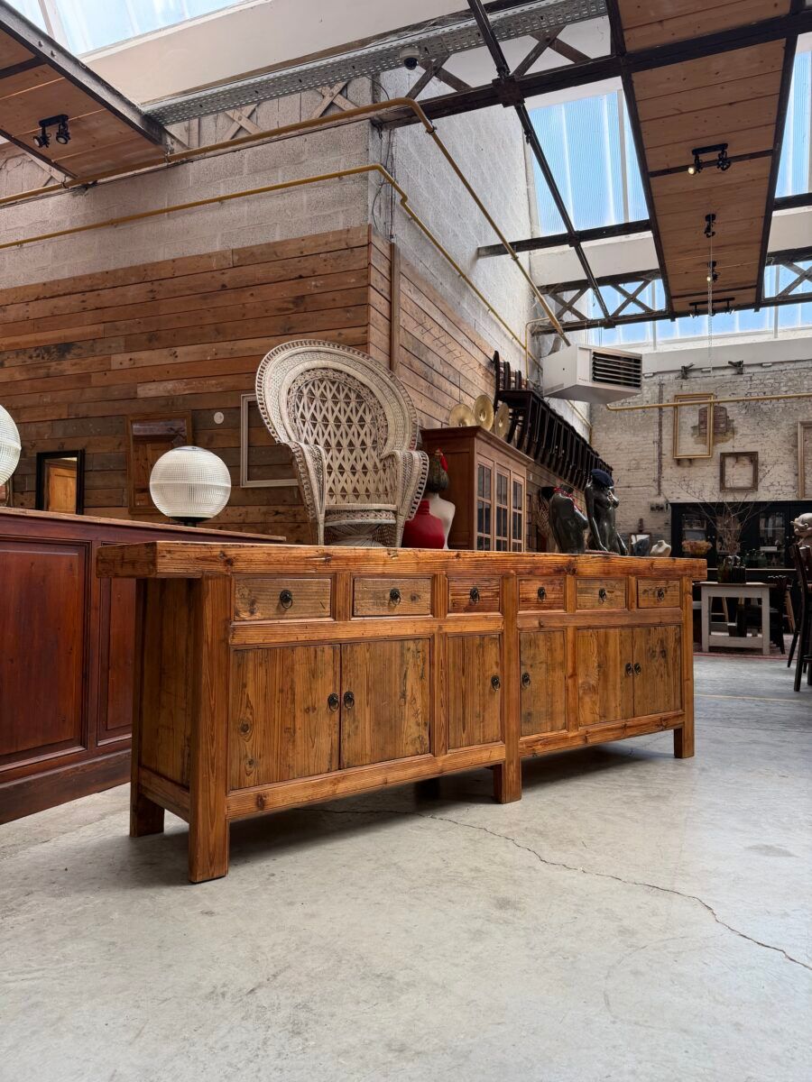 Buffet brutaliste en vieux sapin