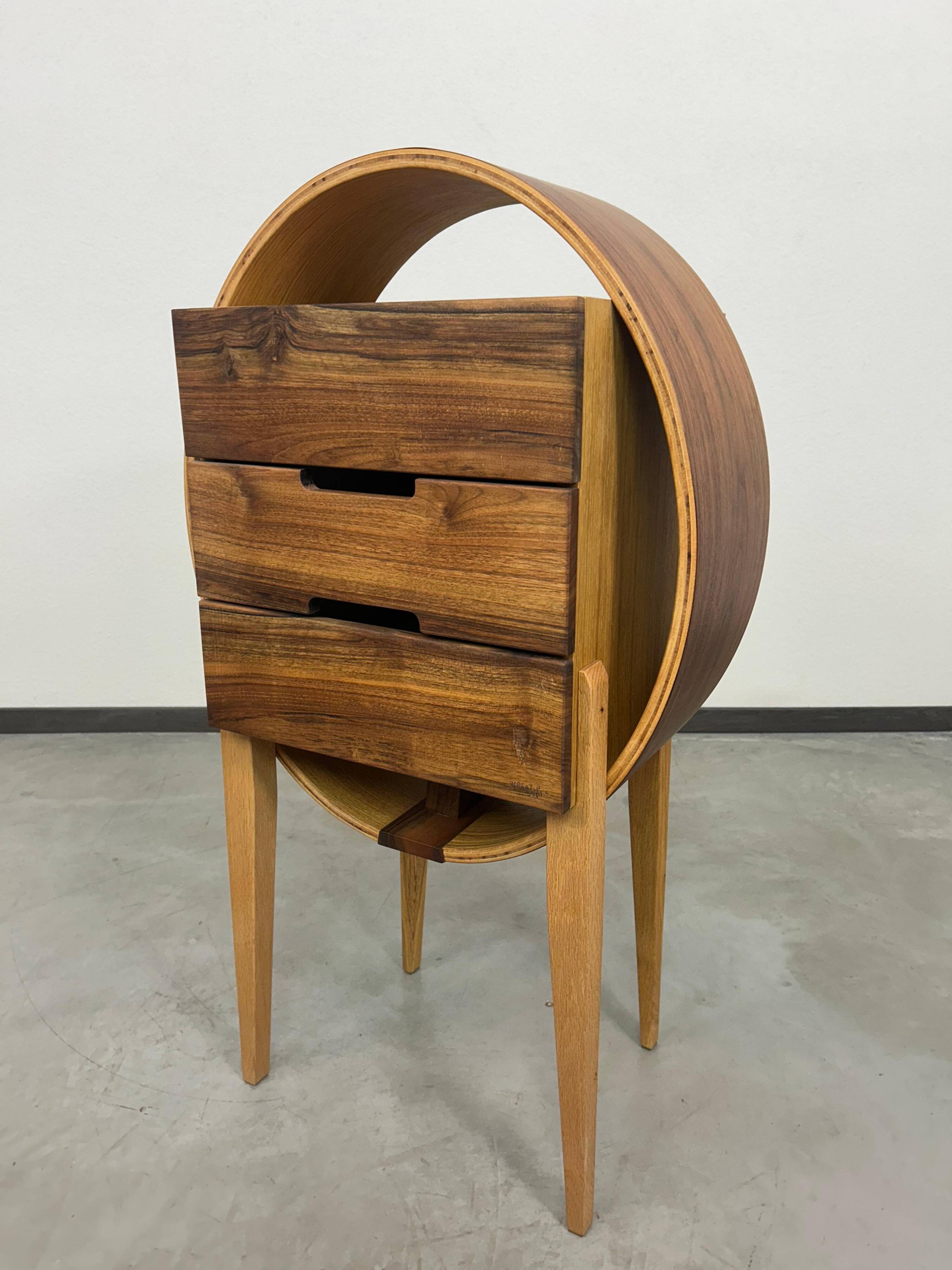 Commode ovale en bois cintré par Kreatippcci Studio