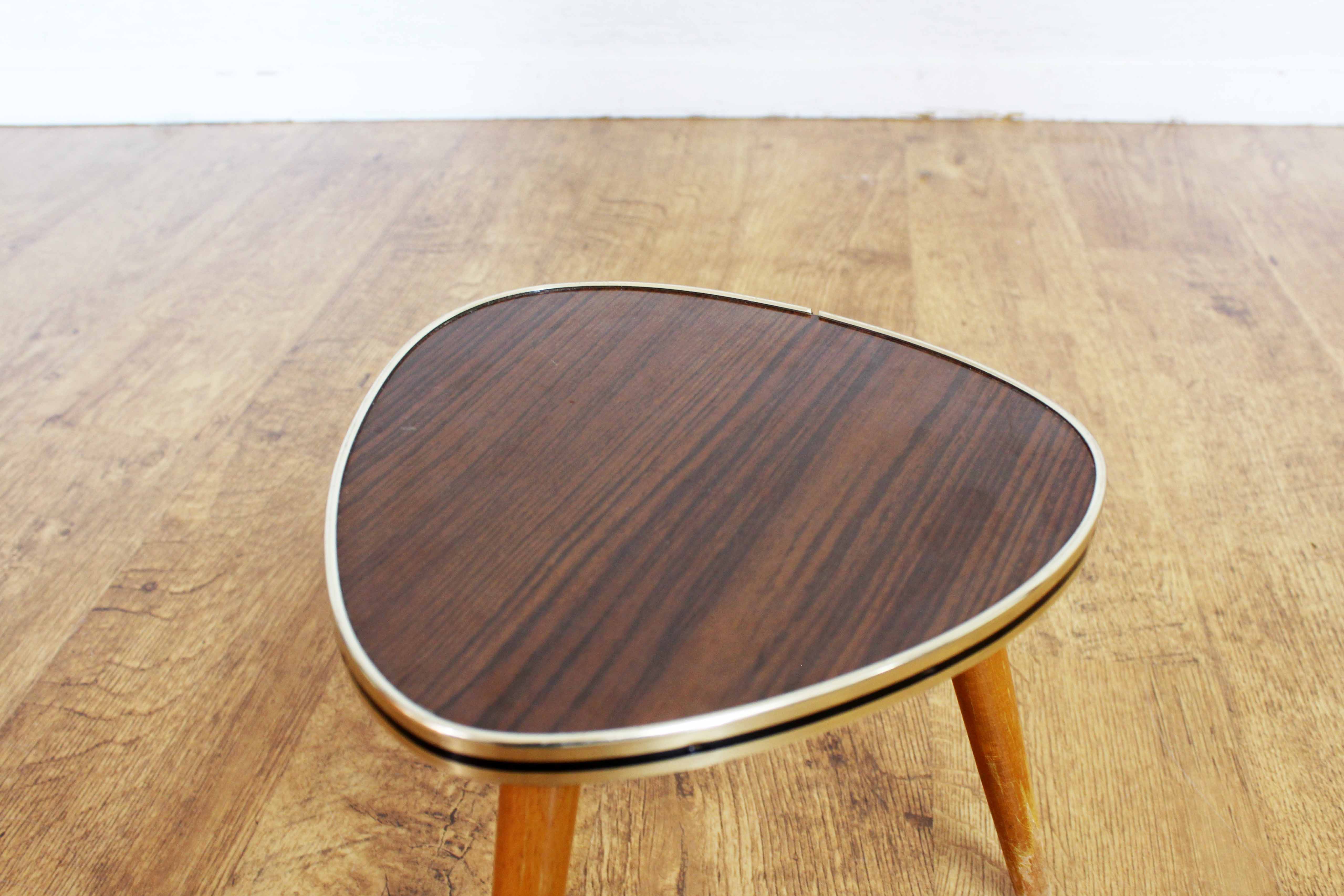 Tripod pedestal tableformica