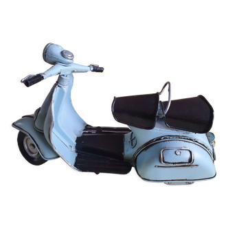 Miniature Vespa bleue