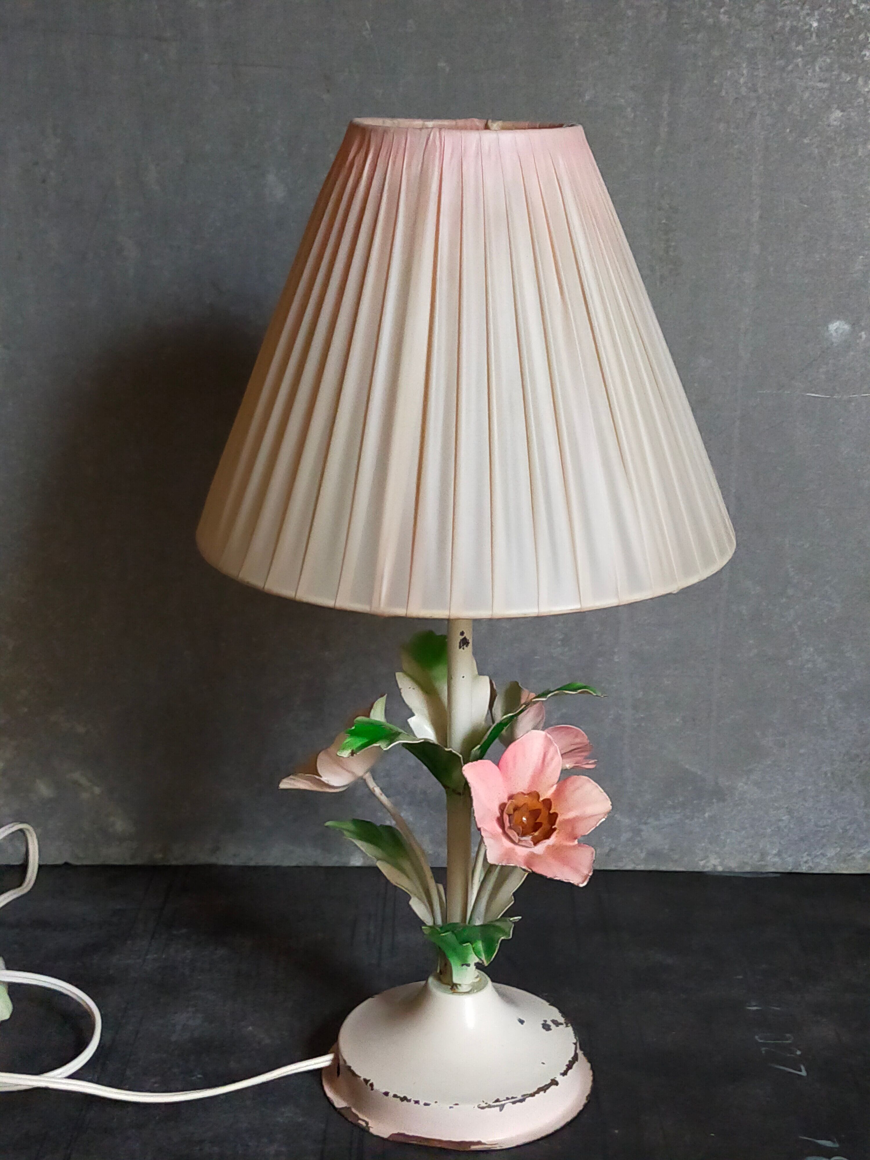 Bouquet lamp to table in vintage painted sheet vinyl lampshade