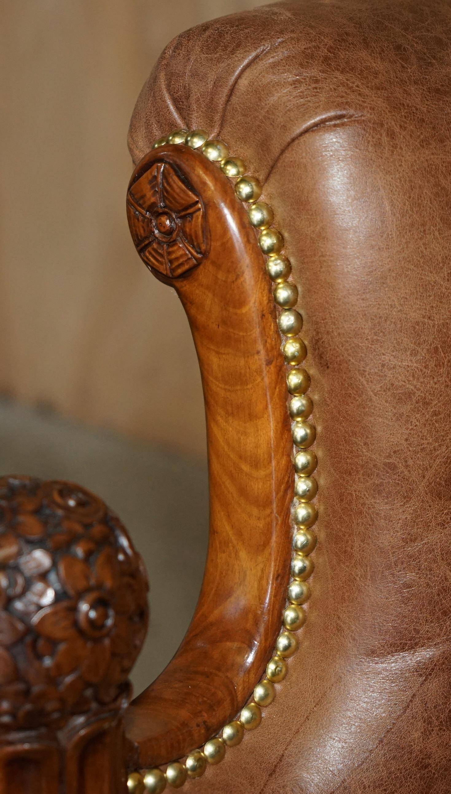 Chesterfield Regency 1810 antique canapé restored in leather with a carved frame.
