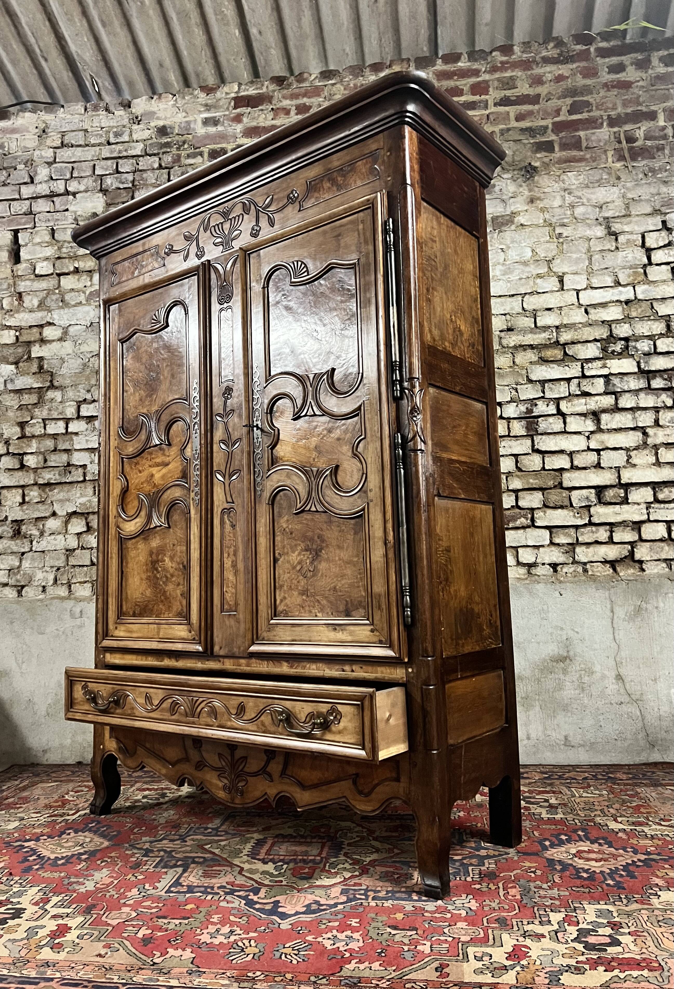 Wardrobe in walnut and burr walnut from louis xv xviii eme century