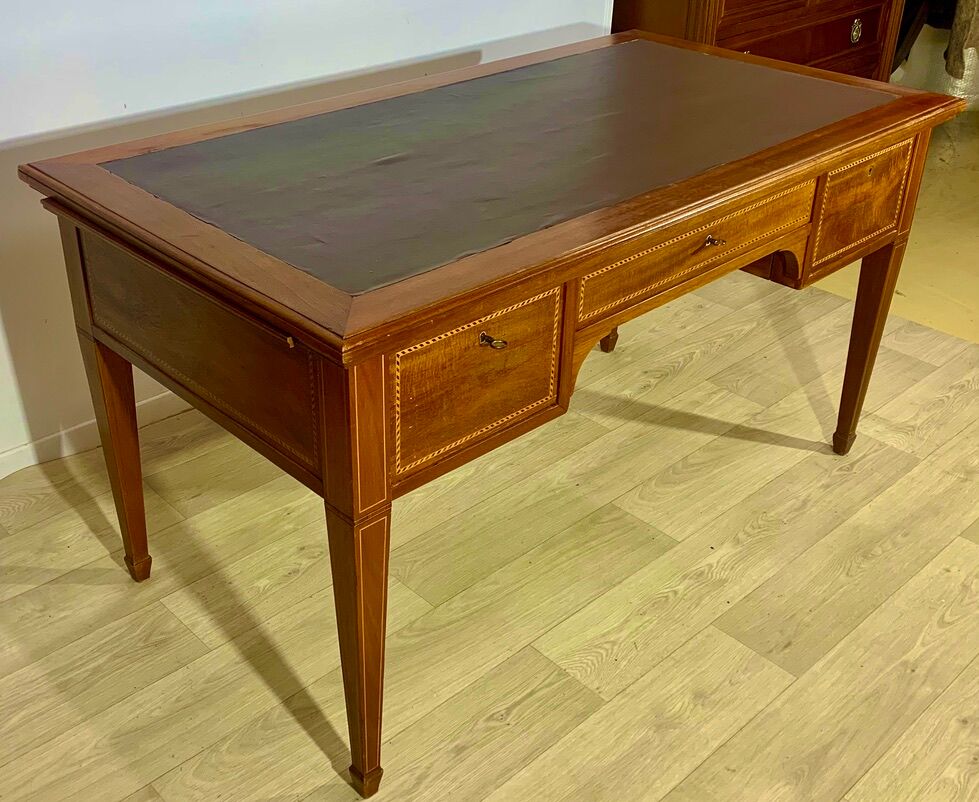 Bureau style Louis XVI, marqueterie de bois précieux