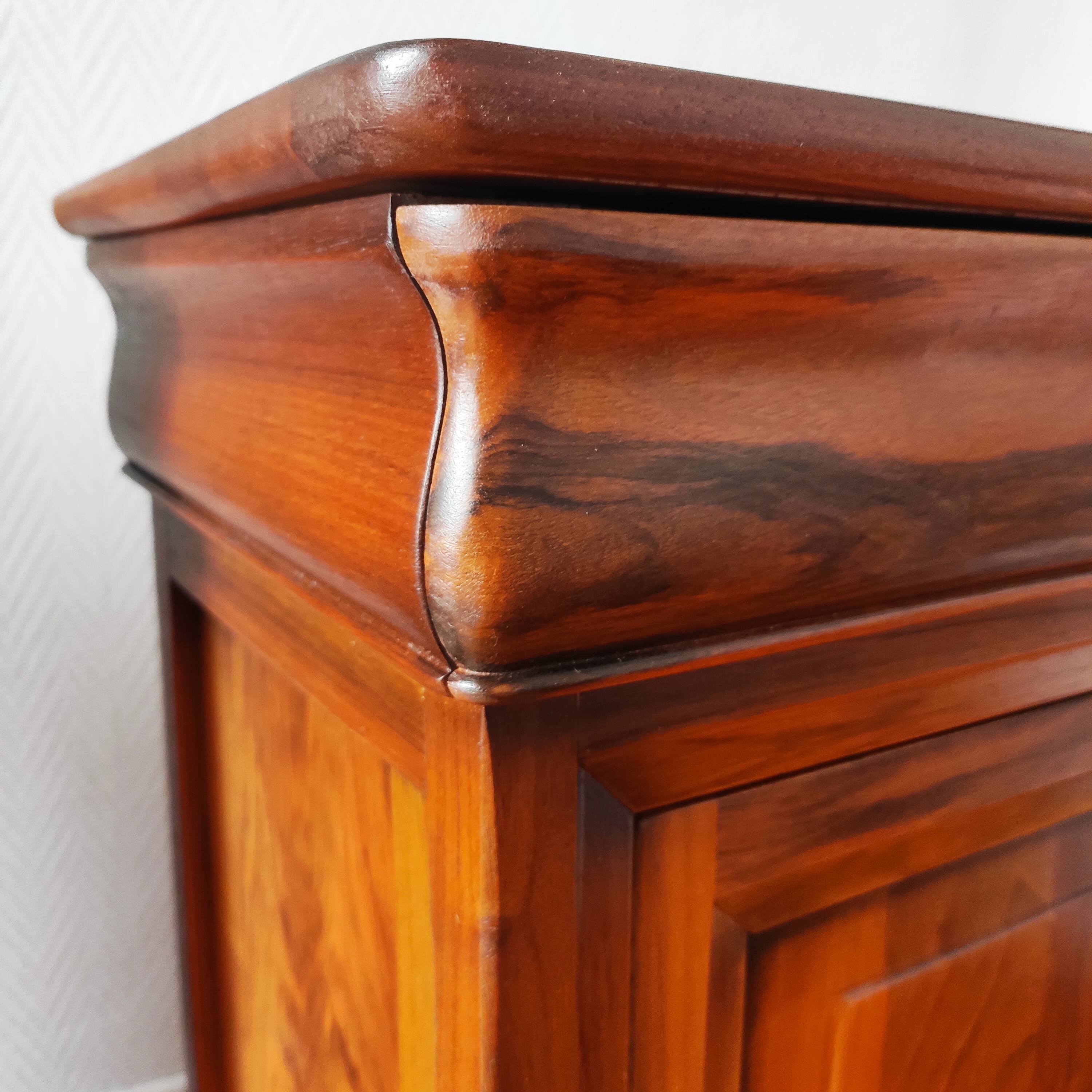 Paire de tables de nuit — style classique, inspiration Louis-Philippe