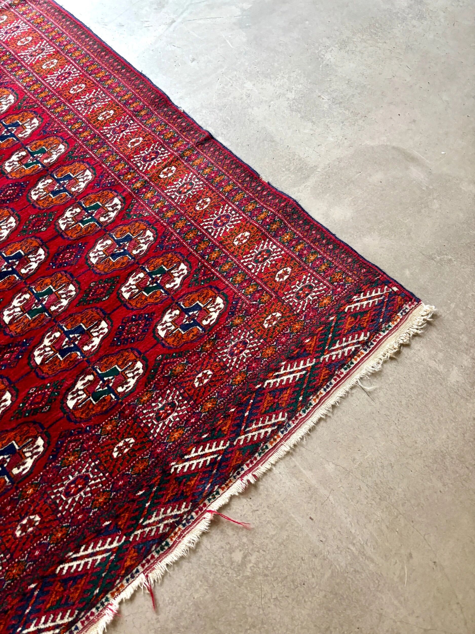 Bukhara carpet in wool and silk, 30 boxes ☐ 145 x 103 cm