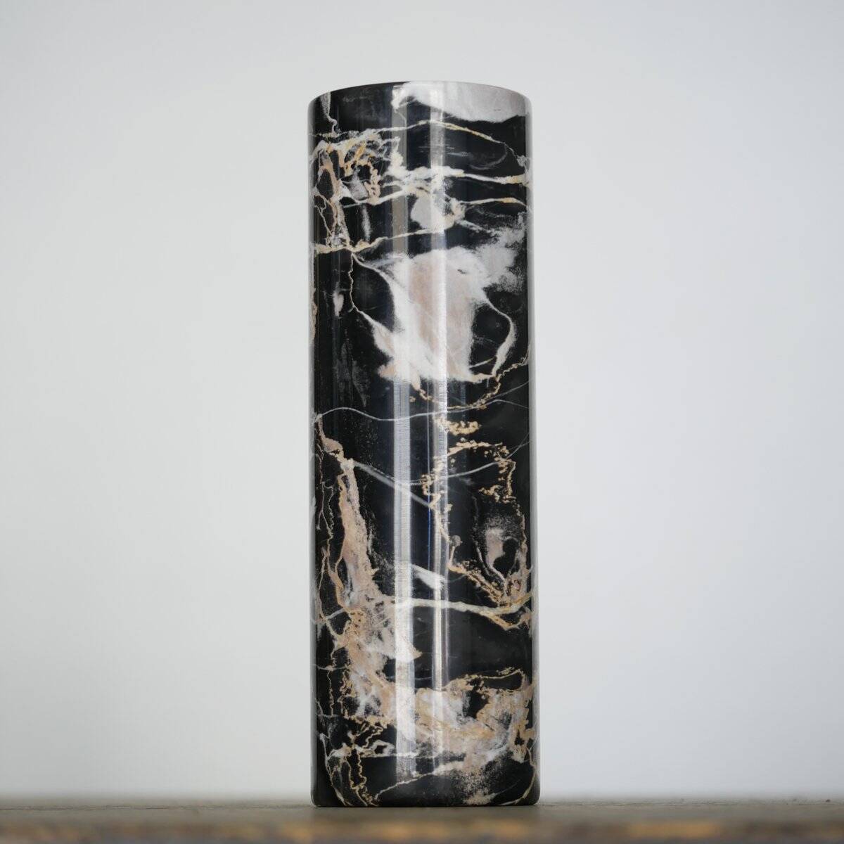 Vase en marbre Portoro noir et doré par Angelo Mangiarotti pour Skipper, années 70.