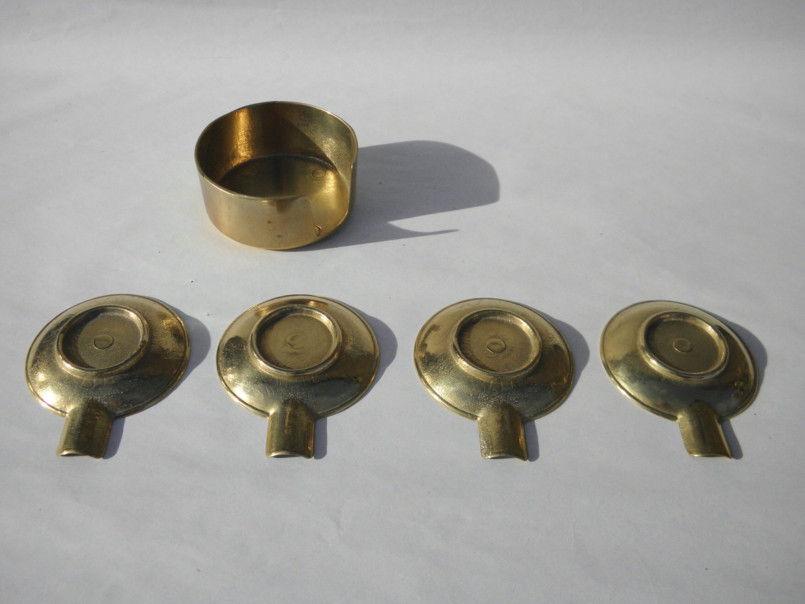 4 brass ashtrays in their 1970 case