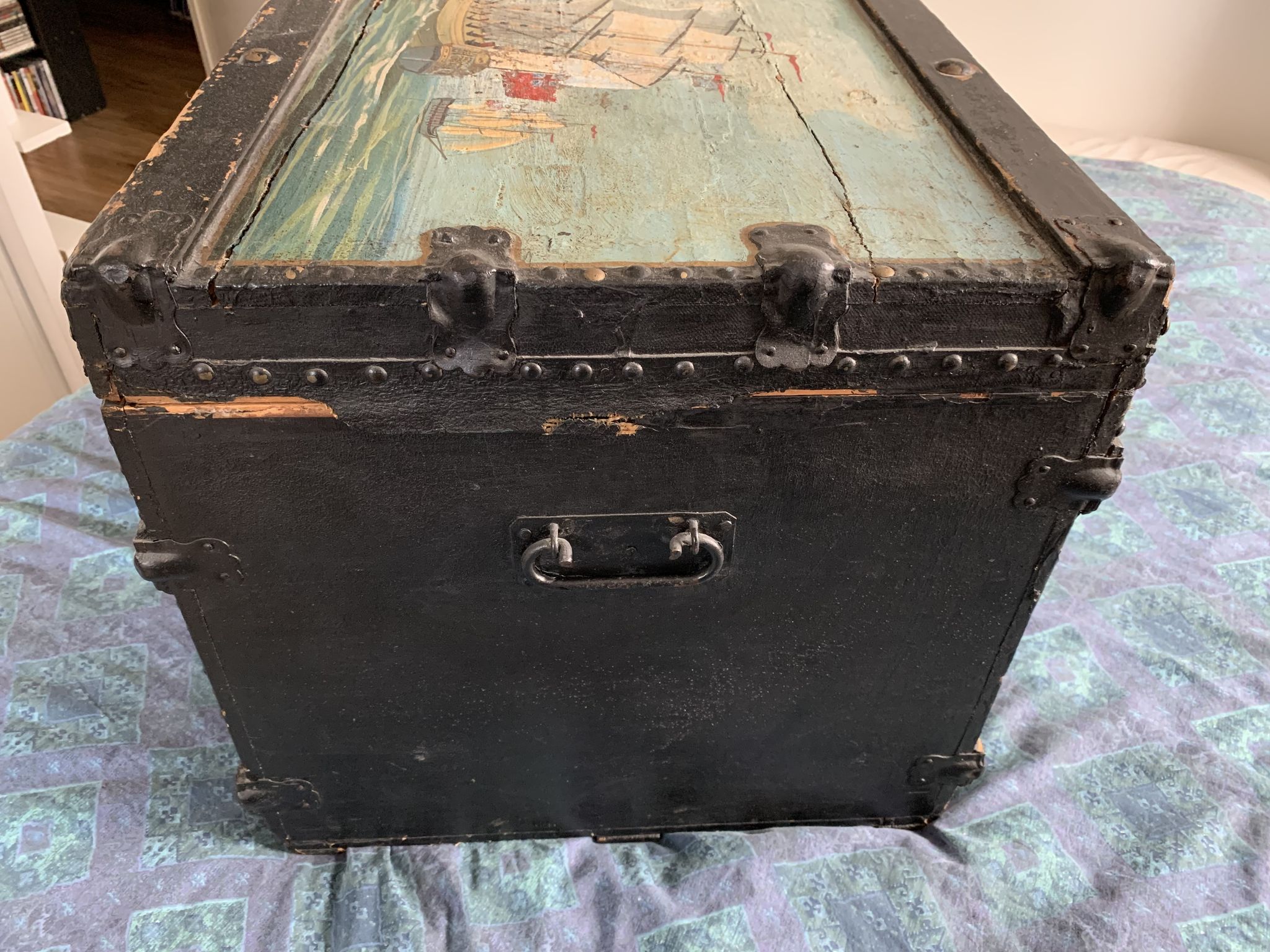 Ancien coffre de marine anglais peint