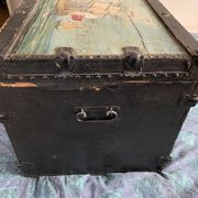 Ancien coffre de marine anglais peint