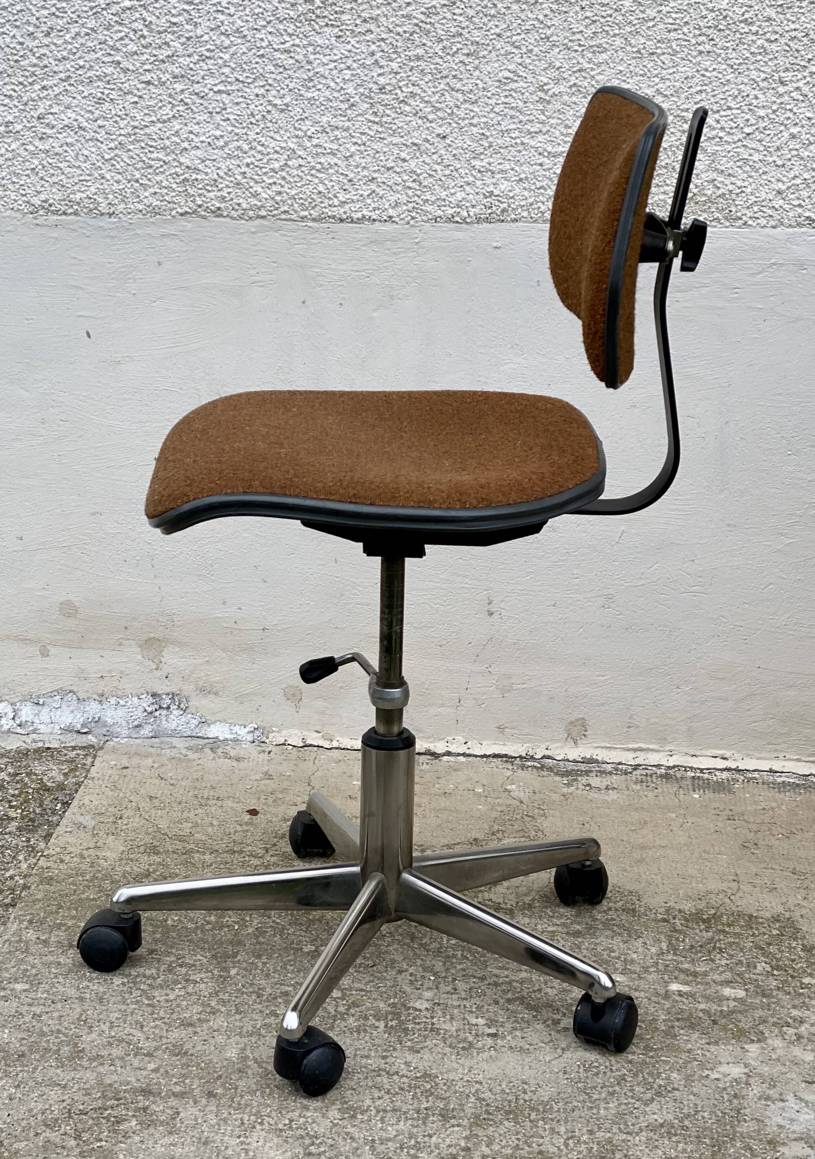 Vintage 1980 adjustable swivel office chair on wheels