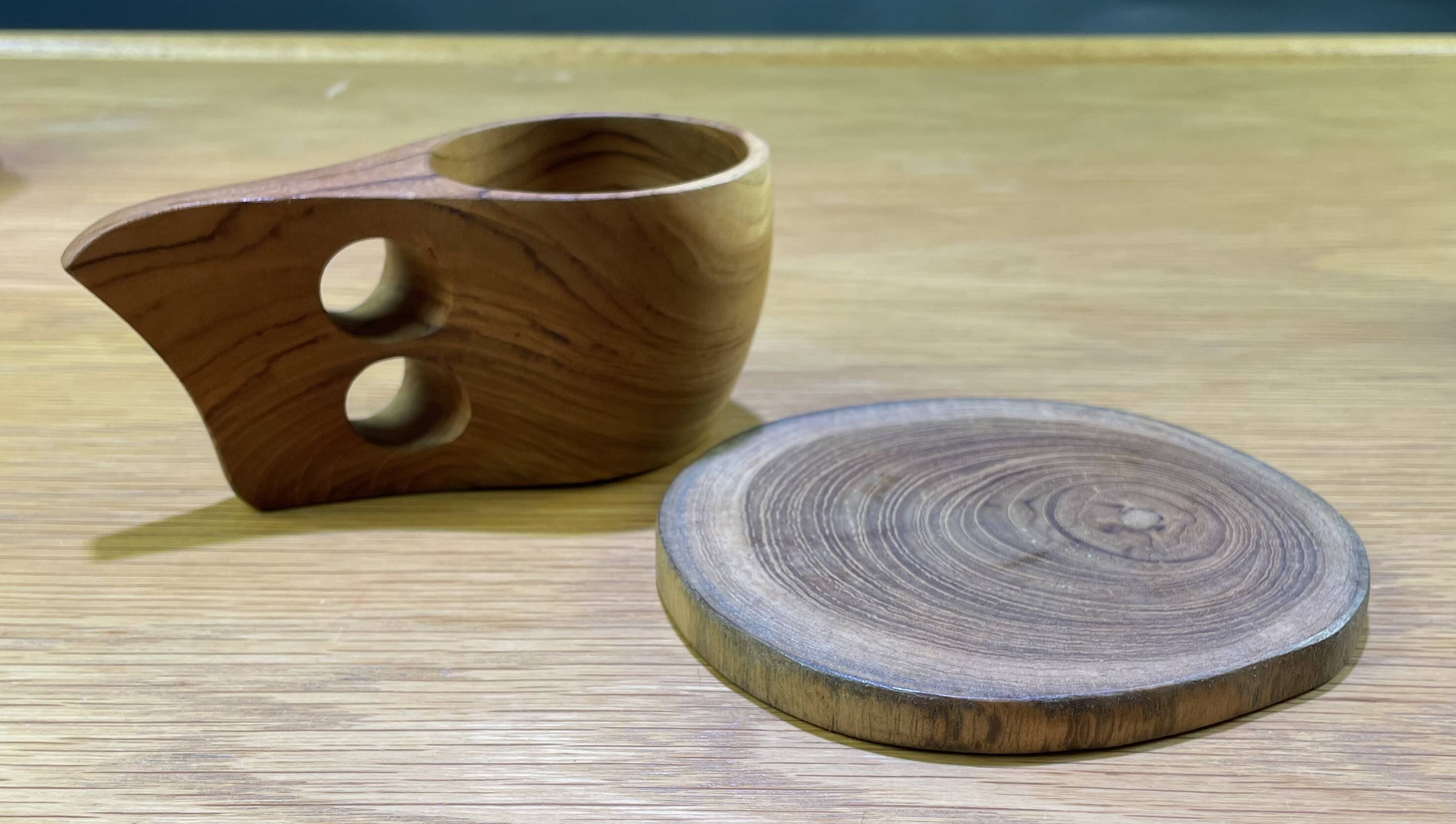 Service de tasses en bois avec soucoupes