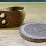 Service de tasses en bois avec soucoupes