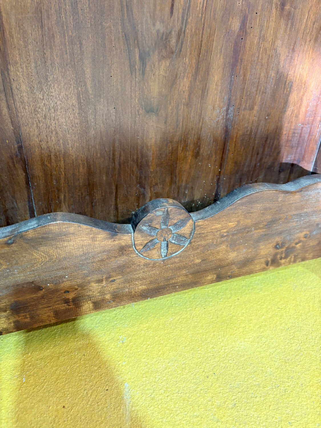 Grand porte-manteau Art Nouveau en bois sculpté – vers 1900