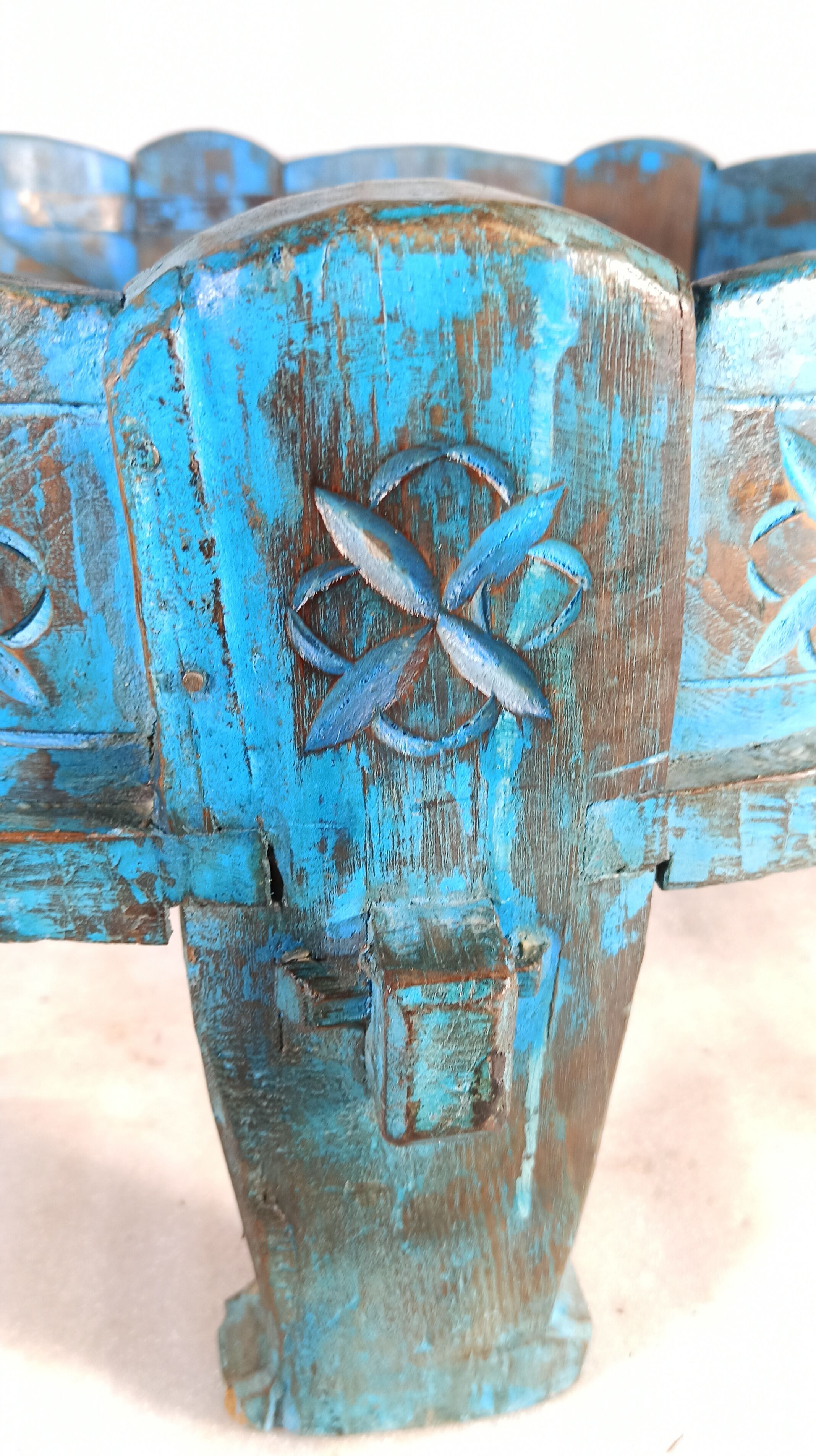 Round coffee table in old wood grinding wheel