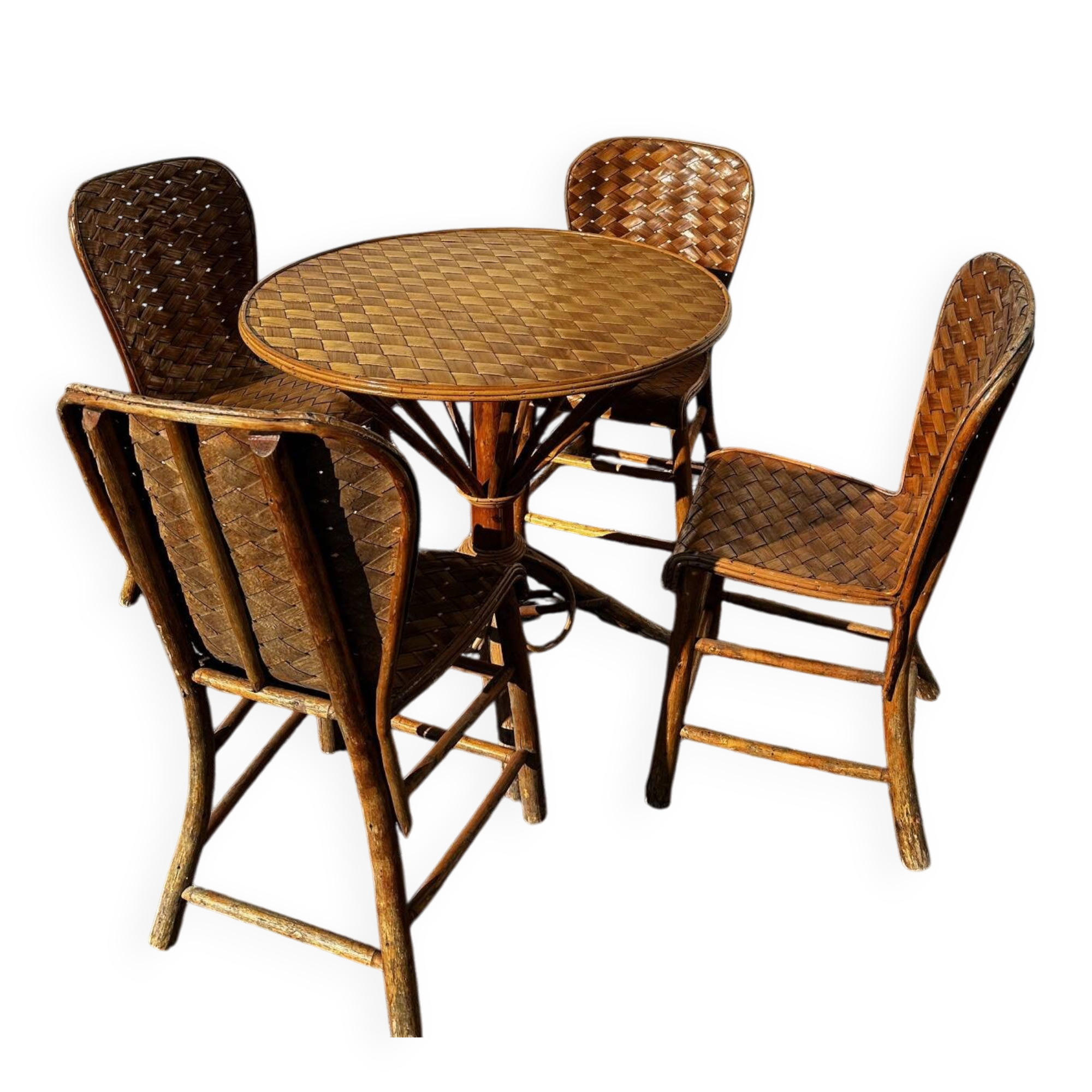 Rattan and chestnut living room