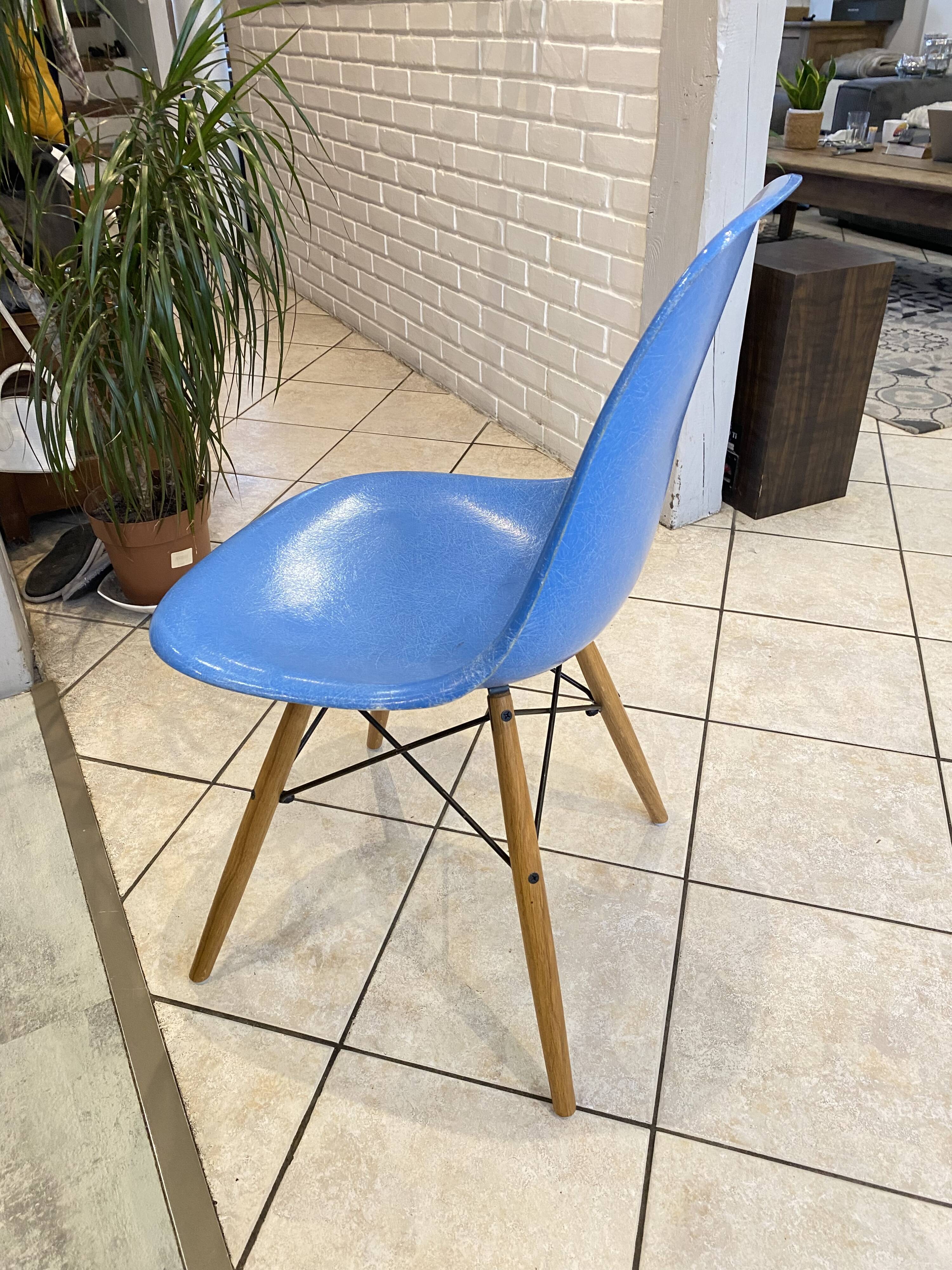DSW chair turquoise fibre with oak dowel, light oak, Eames, Herman Miller.