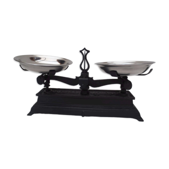 adorable little kitchen scale force 1kg, cast iron and aluminum