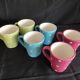 Tasses colorées à pois