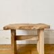 Tabouret bas en bois brut