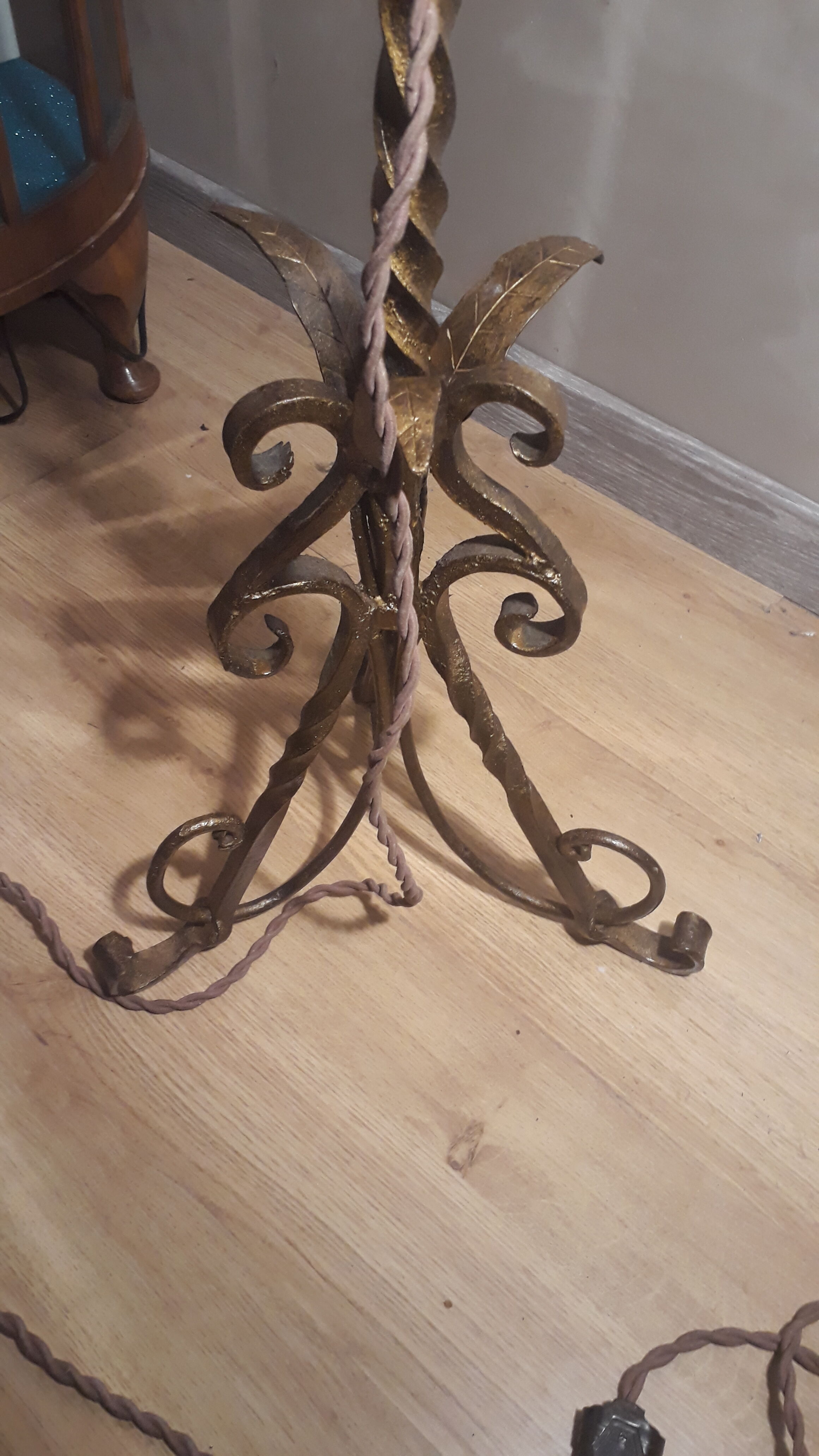 Lampadaire fer forgé or avec dome en pate de verre de Vianne 1930 art deco