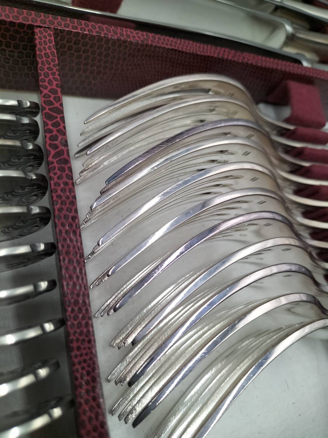 Silver-plated metal cutlery set