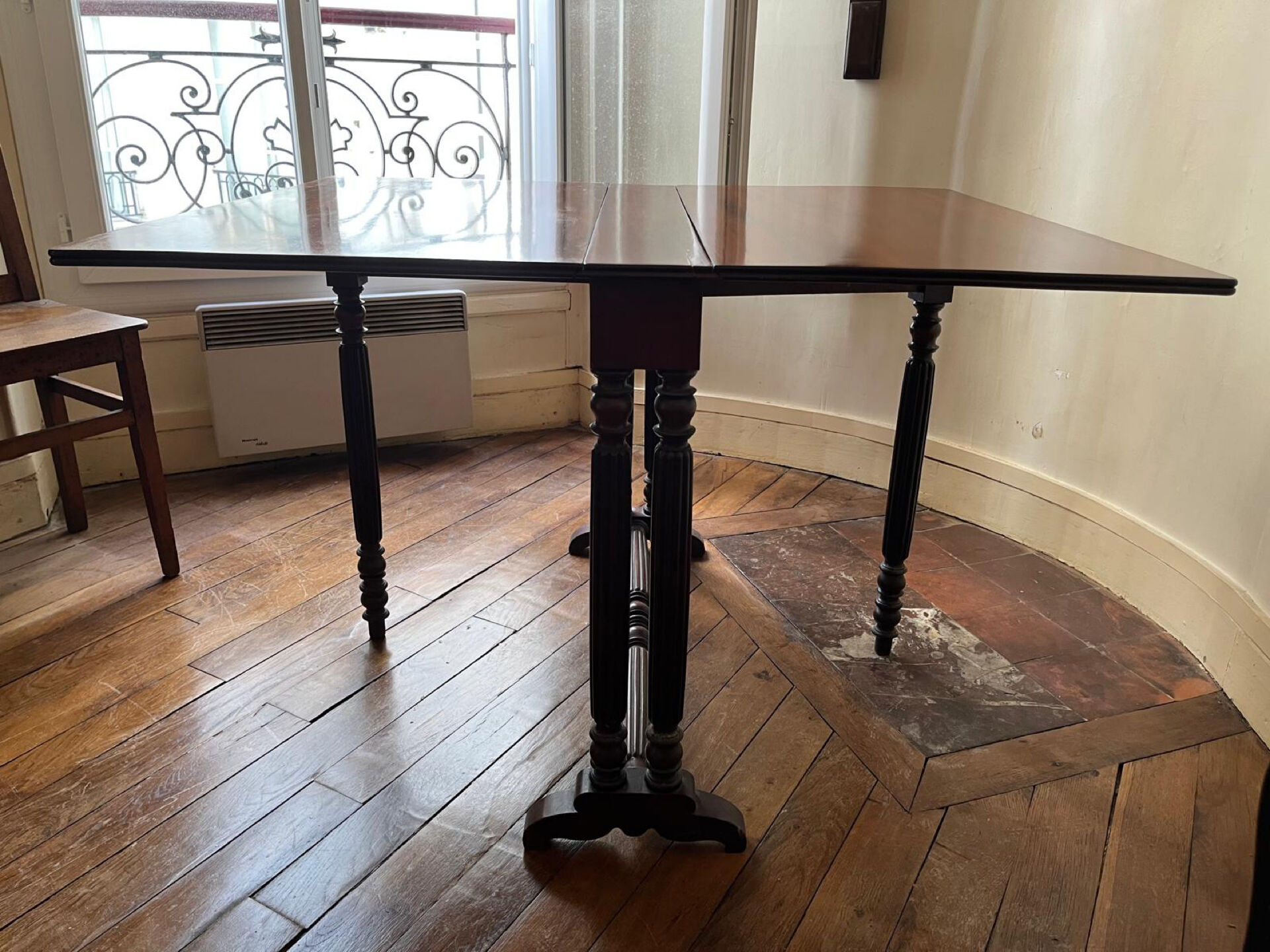 Drop-leaf table in solid mahogany — Restoration style, double column c