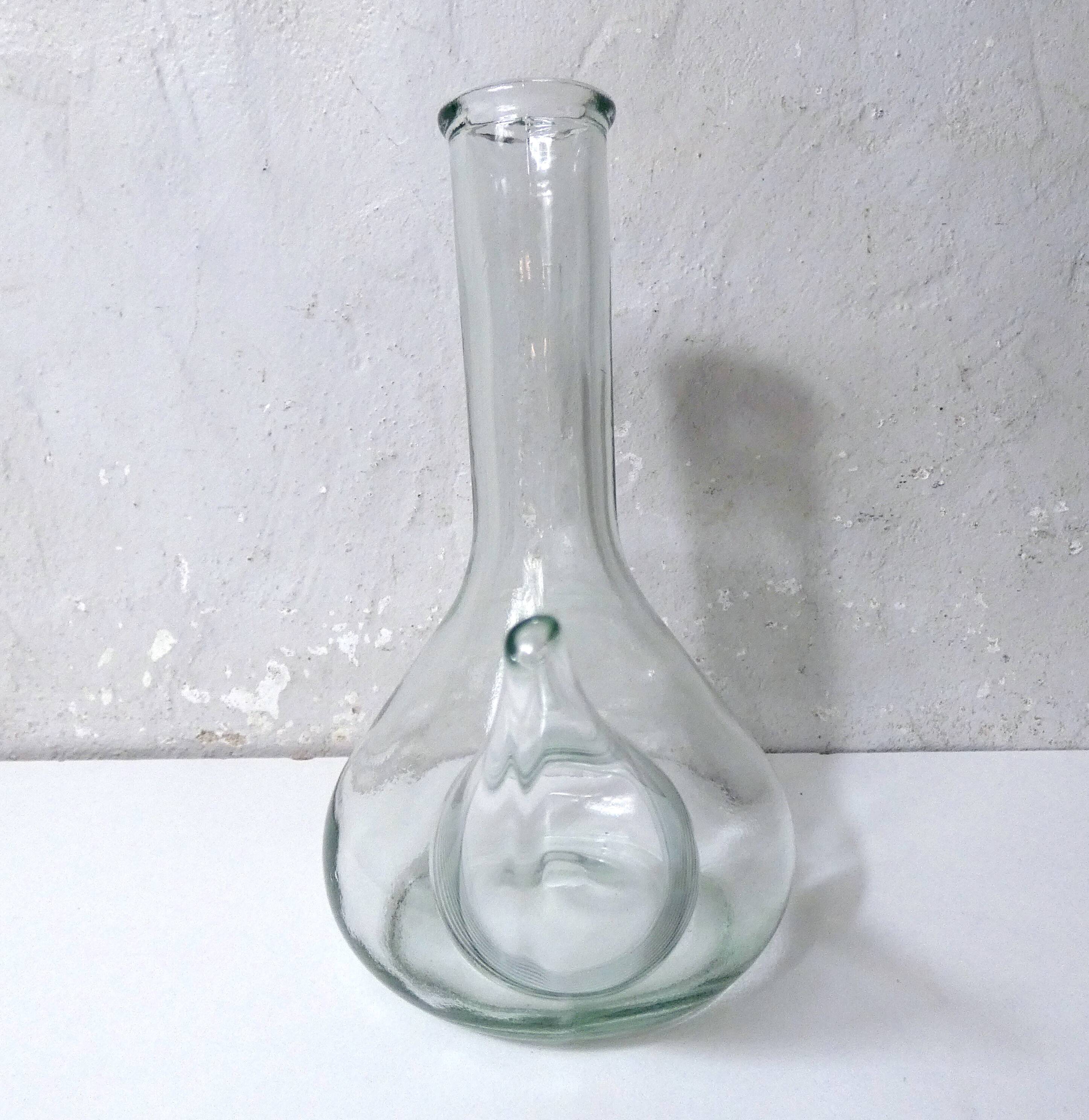 Ancienne carafe à vin en verre