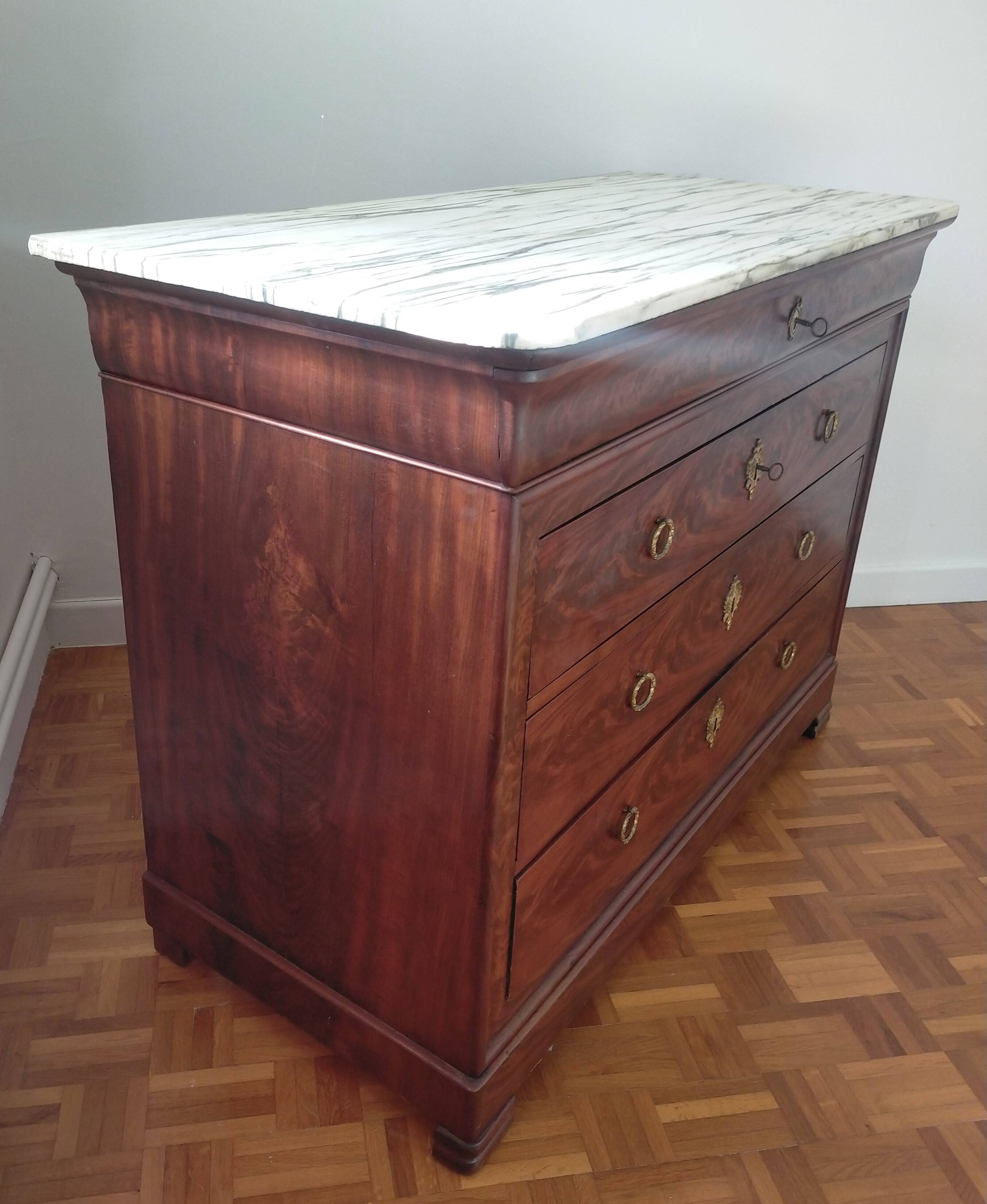 Commode Louis Philippe en acajou et plateau marbre
