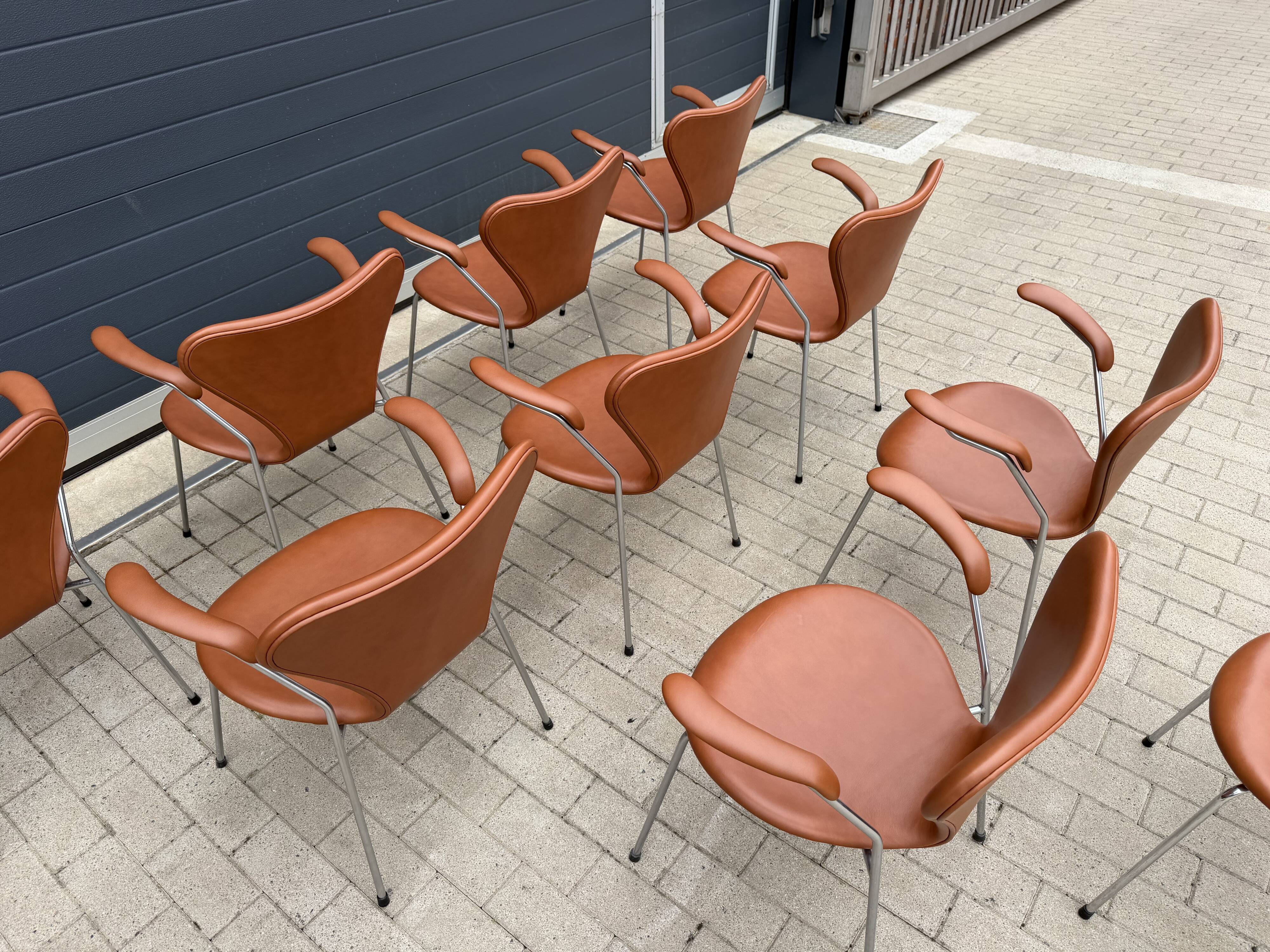 10x armchairs with arms, series 7 Butterfly Fritz Hansen by Arne Jacobsen in Cognac leather, in perfect condition.