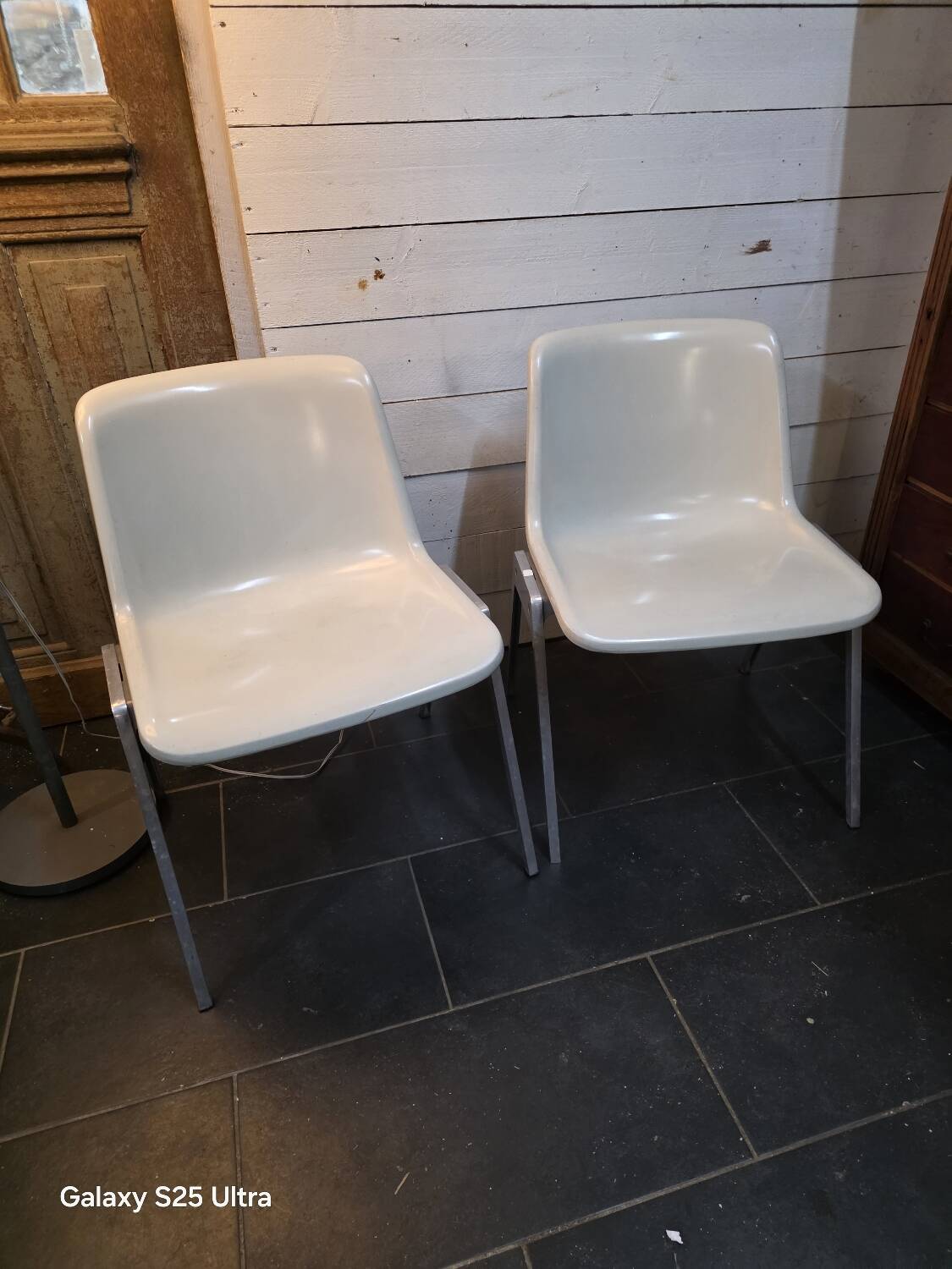 Pair of vintage Wilkhahn chairs, fibreglass shell, aluminium, 1970.