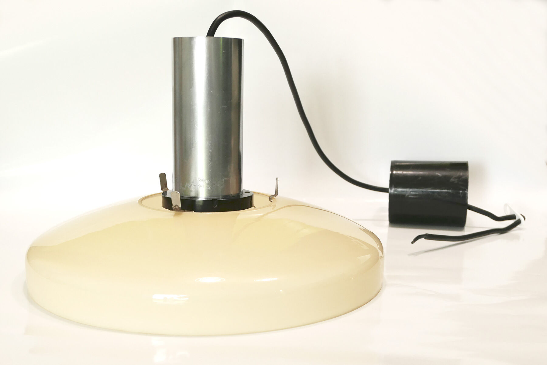 Suspension vintage avec abat-jour en verre opalin beige années 60-70