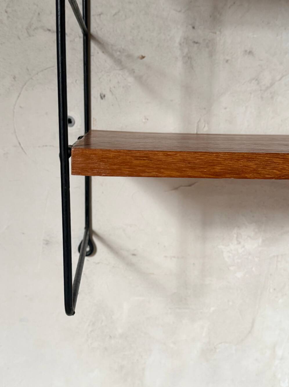 String Style Vintage Wire Wall-Mounted Bookshelf in Teak