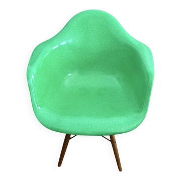 Fauteuil Ray et Charles Eames fibre de verre Arm Shell Dowel vert