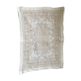 Napperons en voile brodé