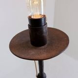 Lampadaire tripode en fer forgé brutaliste avec ampoule