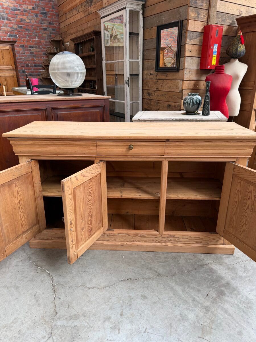 Three-door buffet from the early 20th century.