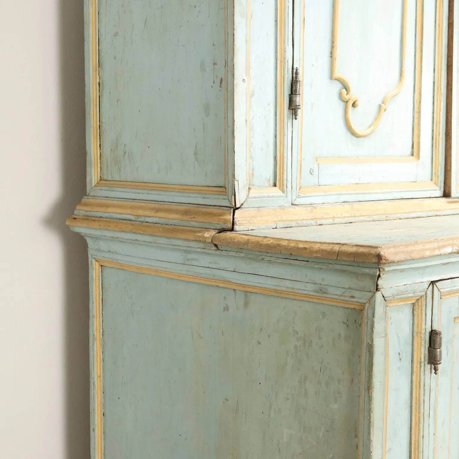 Baroque-style buffet from the mid-18th century in lacquered wood.