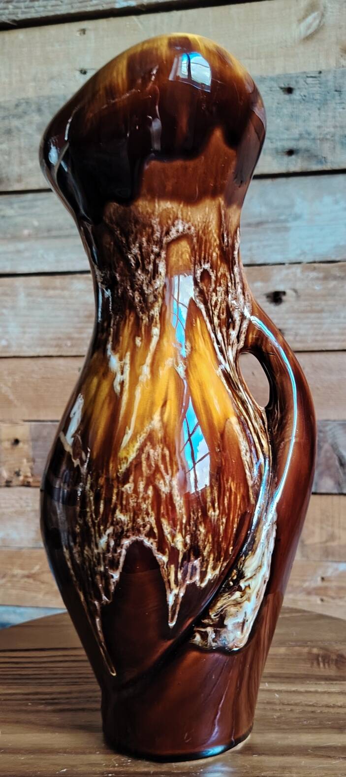 Flame-patterned ceramic jug – Aegitna Vallauris