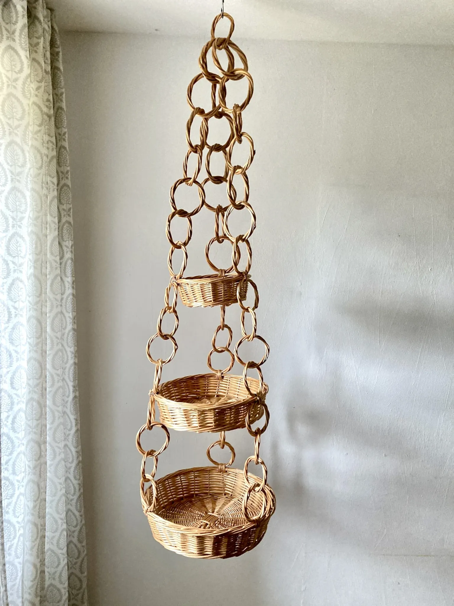 Large wicker suspension with three baskets, twisted ring chain.
